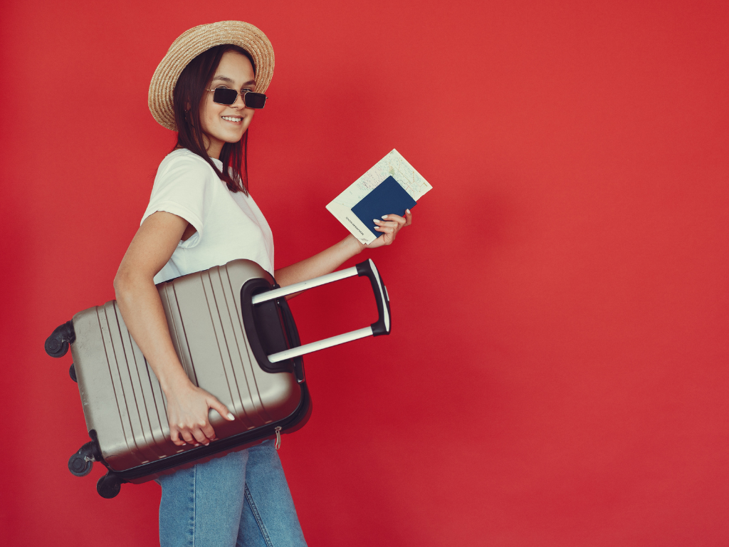 mujer en aeropuerto con maleta